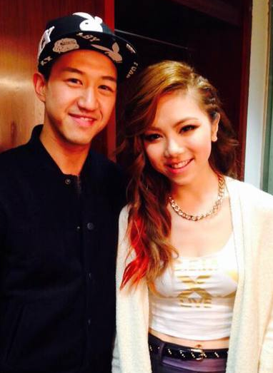 邓紫棋与冯允谦合影