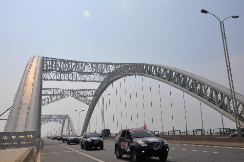 经过3个多小时的行程,江铃爱心车队终于抵达吉州区长塘镇赵塘村.