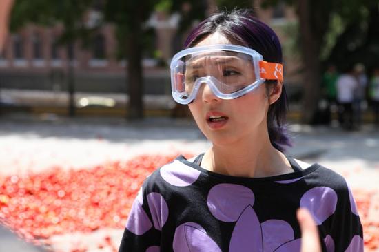 极速前进杨千嬅惨遭外国人泼番茄汁