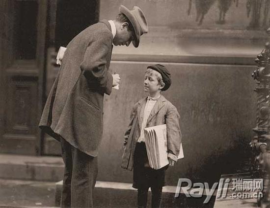 英国老照片里带着报童帽的报童