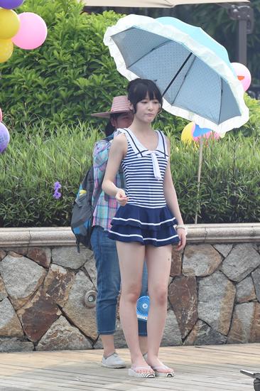 徐娇助理一旁撑伞