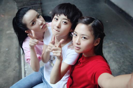 《我们的十年》画风突变 赵丽颖吻吴映洁