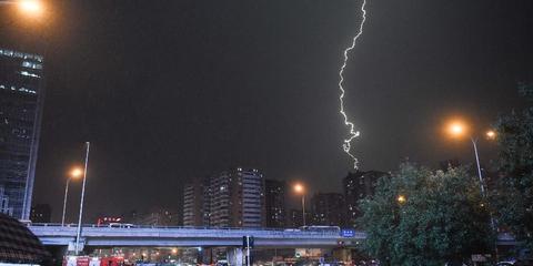 冰雹暴雨突袭.北京昨晚又看海