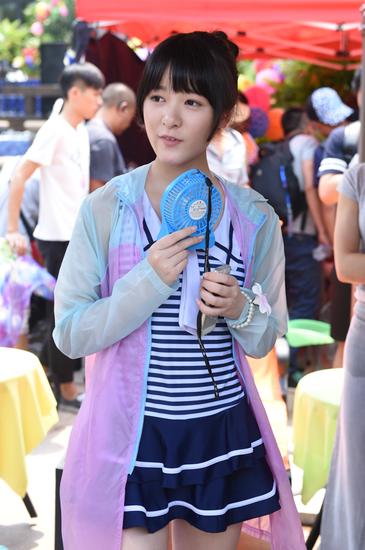 徐娇手捧小风扇解暑