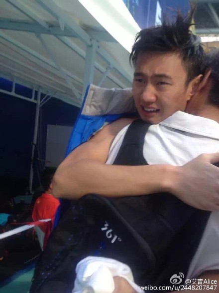 宁泽涛与父亲相拥而泣