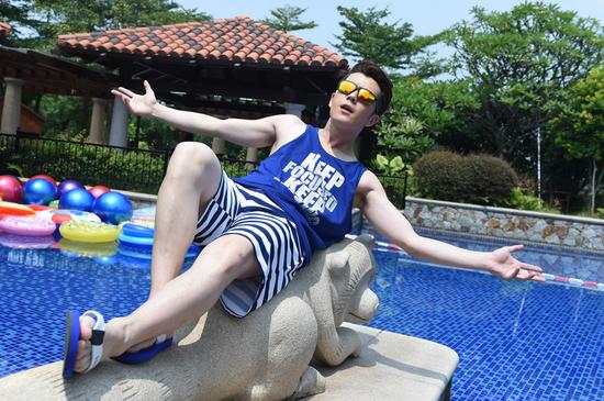 王栎鑫晒日光浴