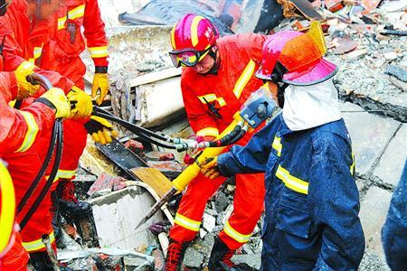 消防官兵正在营救被埋者/读者供图