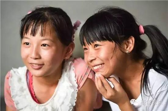 刘思圆(左)在家中和前来采访的记者交流(7月27日摄)｡新华社记者 张端 摄