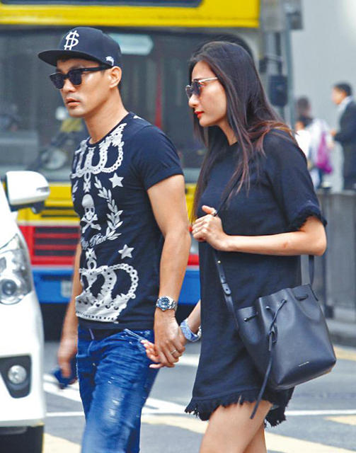 黄伊汶小腹微凸