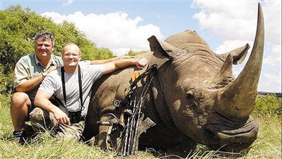 帕尔默（右）和友人一起猎杀白犀牛。