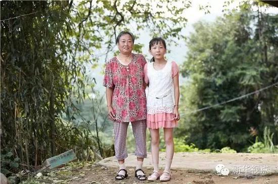 刘思圆（右）在家门口与奶奶合影（7月27日摄）。新华社记者 张端 摄