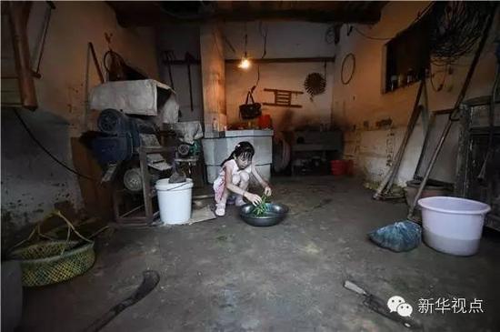 刘思圆在家里洗菜（7月27日摄）。新华社记者 张端 摄