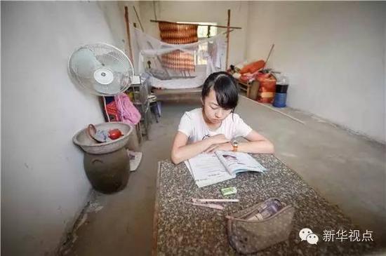 吴贻芬在家中写暑假作业（7月27日摄）。新华社记者 张端 摄