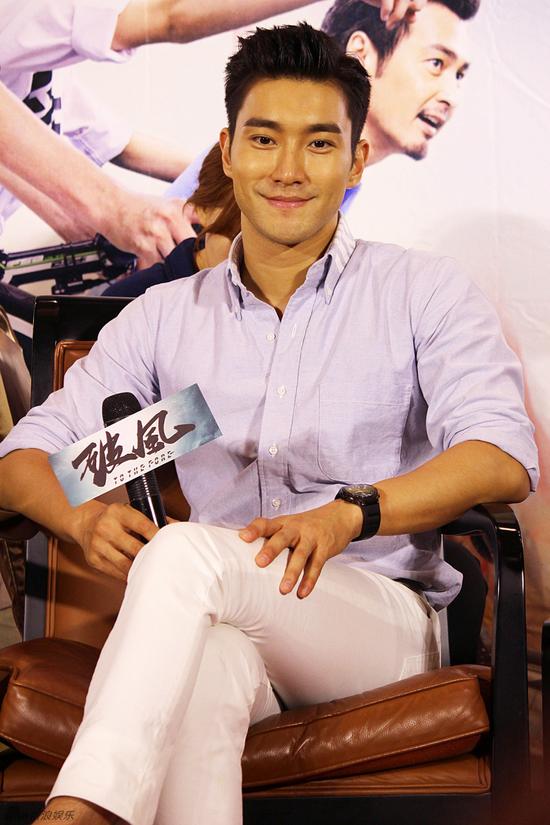 《破风》剧组昨日来到广州,导演林超贤带着主演彭于晏,崔始源,王珞丹