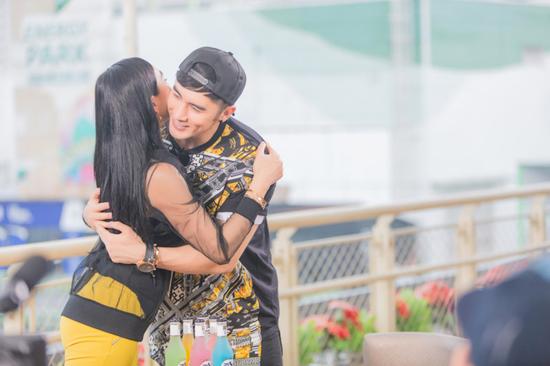 钟丽缇和张伦硕拥抱