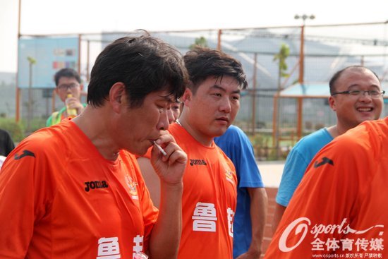 崔鹏(右)在比赛现场