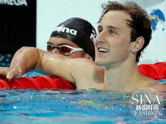 泳池里的麦克沃伊宁泽涛在最后一刻奋力拼搏,超过旁边泳道的澳洲选手