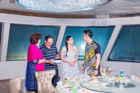 钟丽缇见张伦硕父母