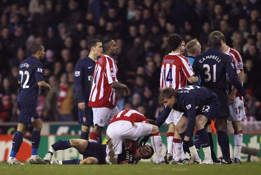 拉姆塞遭肖克罗斯断腿