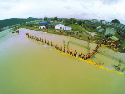 ▲浙江省温州市鳌江流域平阳县麻步段，军民在堤上合力封堵决口。 图/东方IC