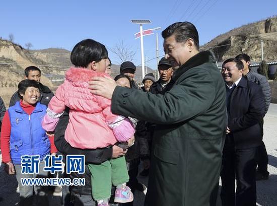 2015年2月13日，习近平携彭丽媛回到延安市延川县梁家河村，与村民亲切交谈。 新华社记者 兰红光 摄