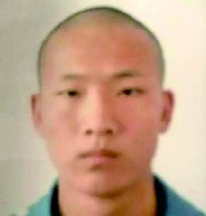 张云明 　　20岁，汉族，小学文化，户籍地为黑龙江省双鸭山市安邦乡公立村。因抢劫罪于2012年3月20日被双鸭山市尖山区人民法院判处有期徒刑9年。2012年7月，张云明被投入黑龙江省未成年管教所服刑。该犯脱逃时腿部受伤。