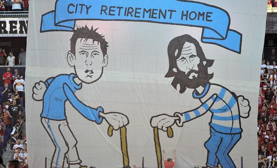 球迷看台挂出巨幅漫画