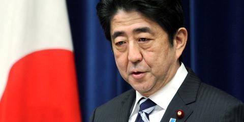 安倍晋三向靖国神社献上供品