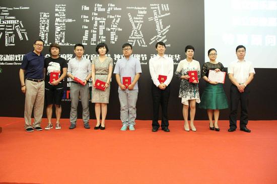 【中国(成都)成华区副区长沈翔向特聘顾问颁发聘书】