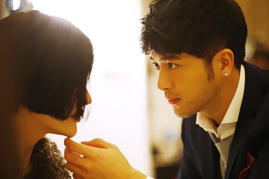 姚奕辰深情凝视