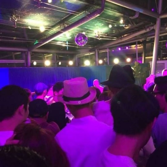 朱智勋抱着佳仁看演出