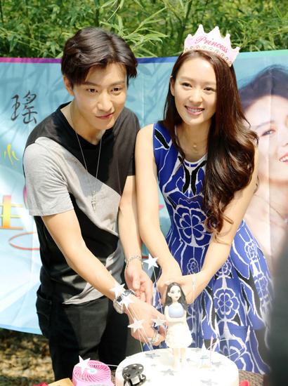 童瑶乔任梁切蛋糕