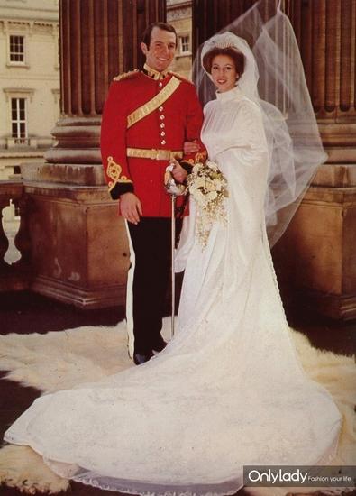 英国女王:看看你闺女一件大衣穿了三十年|英国女王|安妮公主|时尚