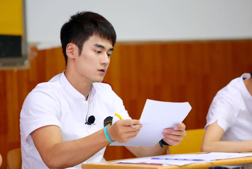 孙艺洲蒋劲夫空降重庆高中再当转校生