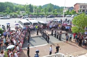 案发现场围聚不少群众，公安干警出警维护秩序。《长株潭报》记者邓昊摄 