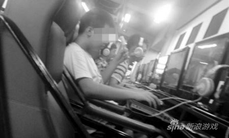 成群学生带午餐在网吧“补课” 给钱就能上网