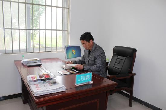 土地所所长,计生办主任,1997年9月任乡党委委员,党政办公室主