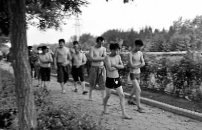 昨日，爆炸现场附近一个建筑工地的农民工返回住所 