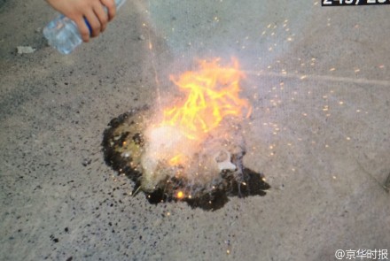 白色晶体遇水后立即燃起火苗，并火星四溅。