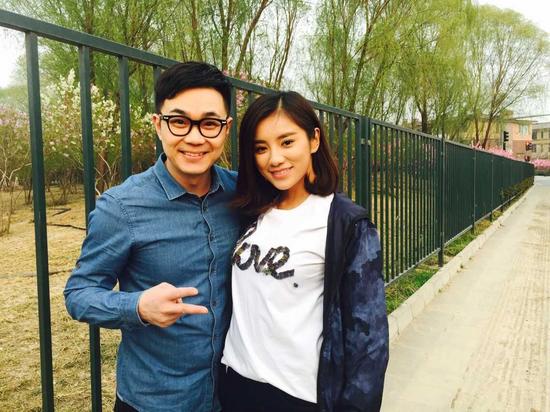 "面对"什么人都能出书"的论调,主持人伊一笑着说道,一如好朋友大鹏