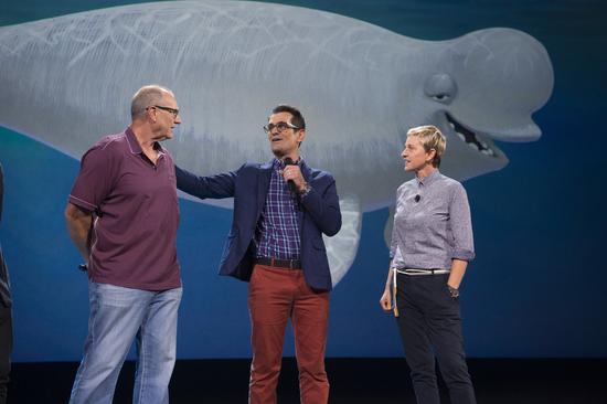 热播美剧《摩登家庭》的两位主演艾德-奥尼尔和泰-布利尔与艾伦-德詹