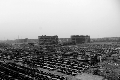 昨天，紧邻爆炸现场的跃进路派出所（右一）已成废墟。目前，官方尚未公布失联民警名单。
京华时报记者谭青摄