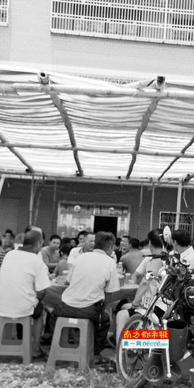 昨日，惠州横沥镇一村主任摆乔迁酒宴遭举报。南都记者 田飞 实习生 林安迪 摄