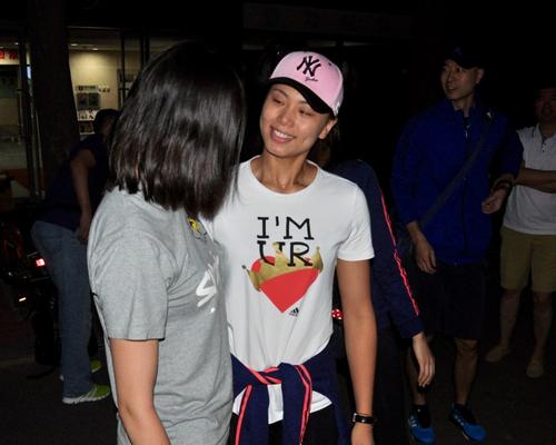 出发前 曾春蕾与惠若琪交流