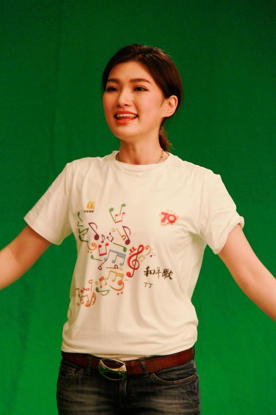 丁丁受邀参加公益歌曲《和平歌》录制