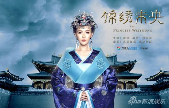 “李未央”端庄伫立宫殿前