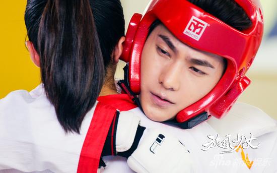 若白变身“弱白”