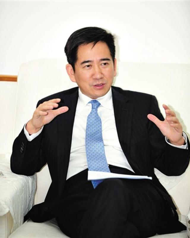 在短短的四年时间内,变成了一个插手"民生工程",聚敛数千万财富