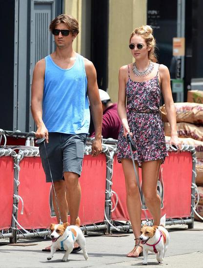 坎蒂丝-斯瓦内普尔与模特男友hermann nicoli一起遛狗