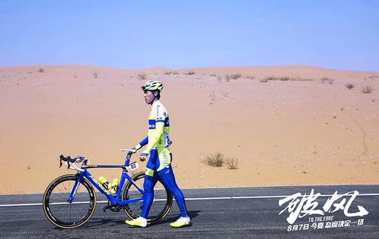 窦骁腾格里沙漠骑行